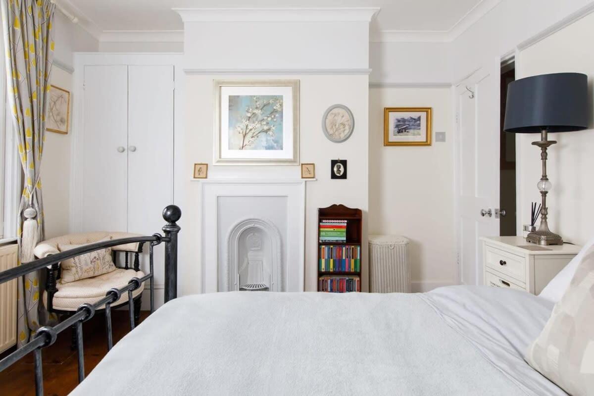 Beautiful Georgian Home In The Heart Of Chichester Exterior photo